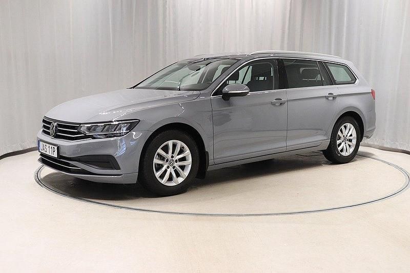 Grå Begagnad 2023 VW Passat Business Kombi | 289 800 kr (Marknadspris) - Bild 1/4