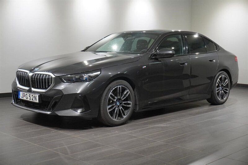 Grå Begagnad 2023 BMW 530e M Sport Sedan | 629 900 kr (Marknadspris) - Bild 1/2