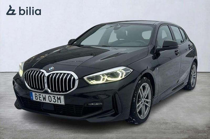 Svart Begagnad 2021 BMW 118 M Sport Halvkombi | 259 900 kr (Marknadspris) - Bild 1/4