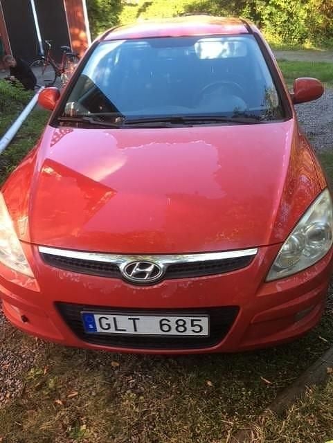 Röd Begagnad 2008 Hyundai i30 Halvkombi | 7 900 kr (Superpris) - Bild 1/4