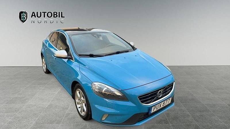 Blå Begagnad 2015 Volvo V40 R-Design Kombi | 146 500 kr (Marknadspris) - Bild 1/4