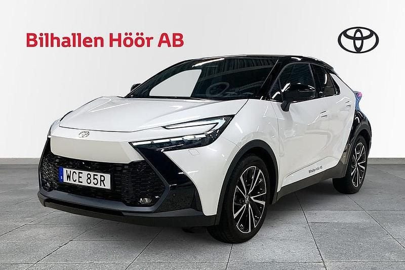 Vit Begagnad 2023 Toyota C-HR Executive SUV | 449 900 kr (Marknadspris) - Bild 1/4