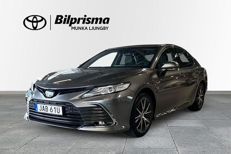 Silver (grå metallic) Begagnad 2022 Toyota Camry Hybrid Executive Sedan | 349 900 kr (Marknadspris) - Bild 1/3
