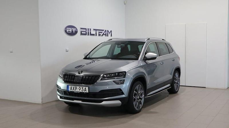 Grå Begagnad 2018 Skoda Karoq SUV | 257 900 kr (Dyr) - Bild 1/4