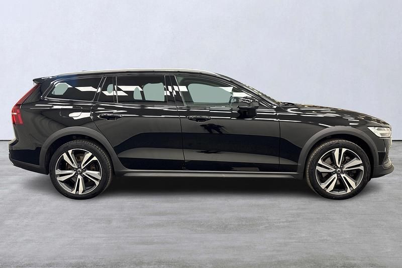 Begagnad Volvo V60 CC 197 HK (144 kW) 2021 Svart Kombi
