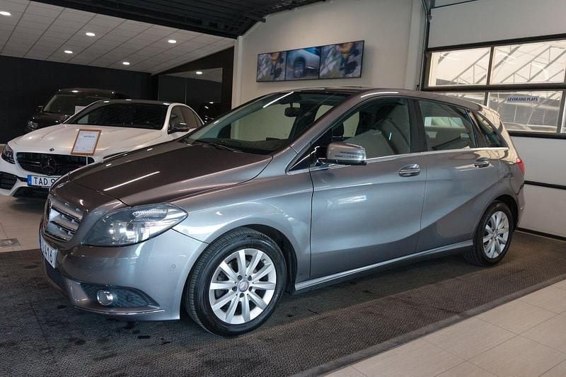 Mörkgrå (grå) Begagnad 2013 Mercedes B180 Minibuss | 119 000 kr (Lite dyr) - Bild 1/4