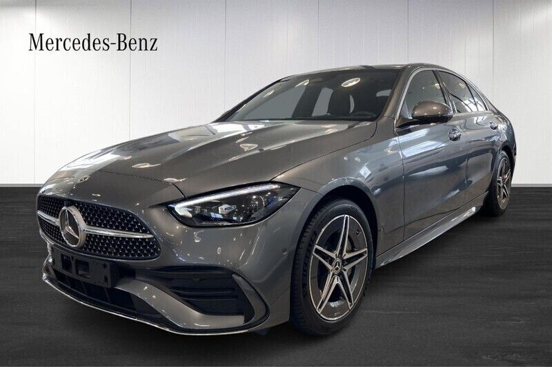 Grå (grey) Ny 2024 Mercedes C300e Premium Sedan | 647 300 kr (Lite dyr) - Bild 1/4