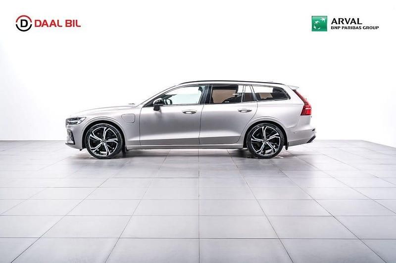 Silver Begagnad 2023 Volvo V60 Plus Kombi | 429 900 kr - Bild 1/4