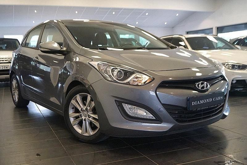 Grå Begagnad 2012 Hyundai i30 Premium Halvkombi | 99 900 kr (Marknadspris) - Bild 1/4