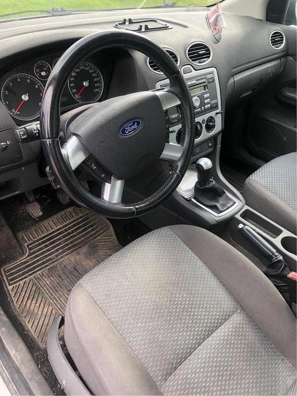 Silver Begagnad 2006 Ford Focus Kombi | 4 000 kr (Superpris) - Bild 1/4