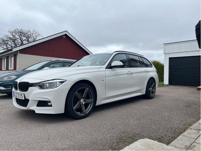 Vit Begagnad 2017 BMW 320 M Sport Kombi | 239 000 kr (Lite dyr) - Bild 1/4