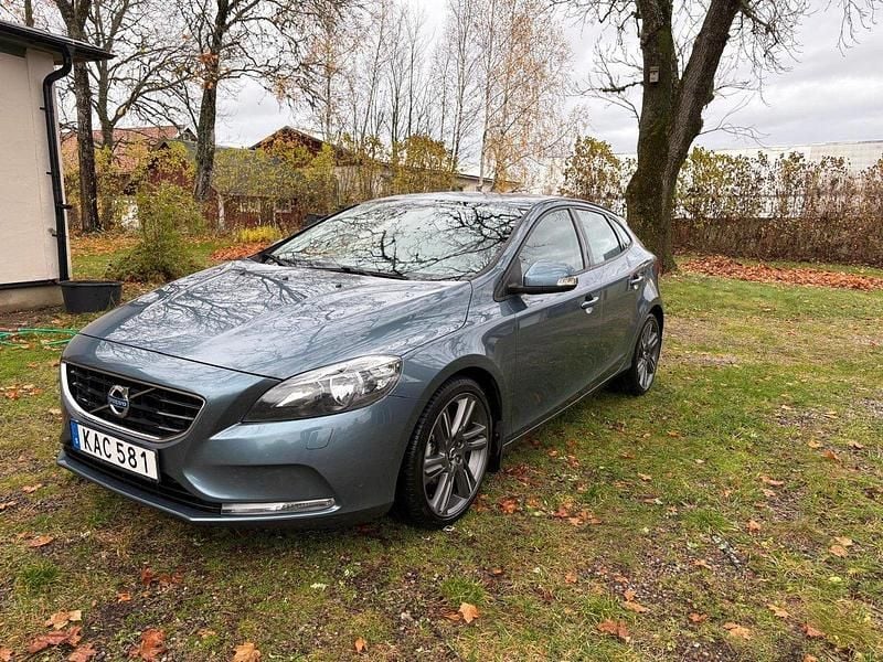Blå Begagnad 2014 Volvo V40 Kinetic Halvkombi | 105 000 kr (Marknadspris) - Bild 1/4