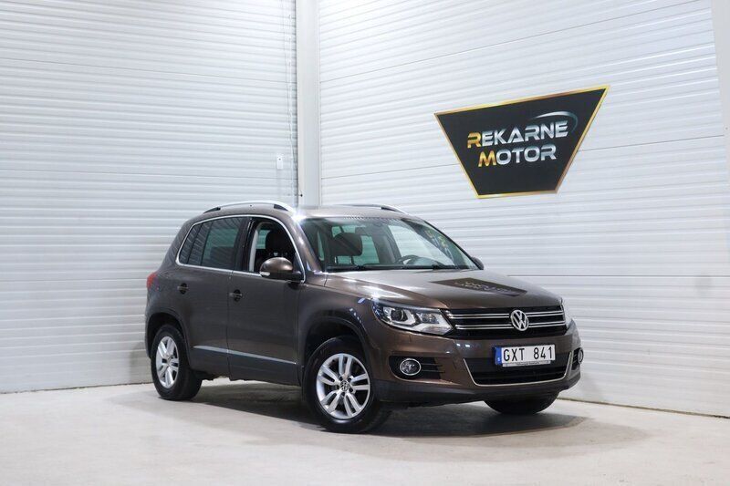 Brun Begagnad 2013 VW Tiguan Sportline SUV | 136 900 kr (Marknadspris) - Bild 1/3