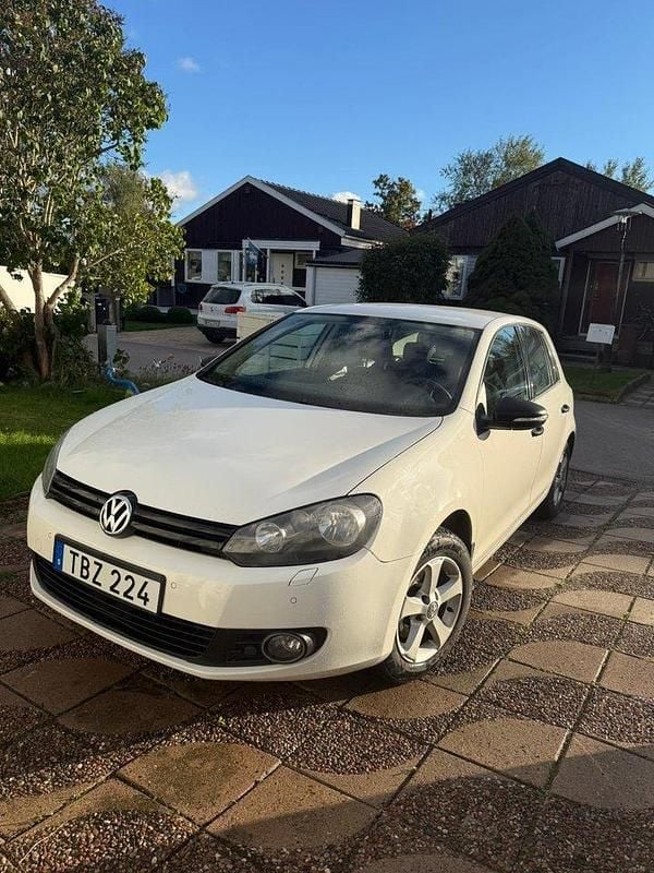 Vit Begagnad 2012 VW Golf Halvkombi | 58 000 kr (Marknadspris) - Bild 1/4
