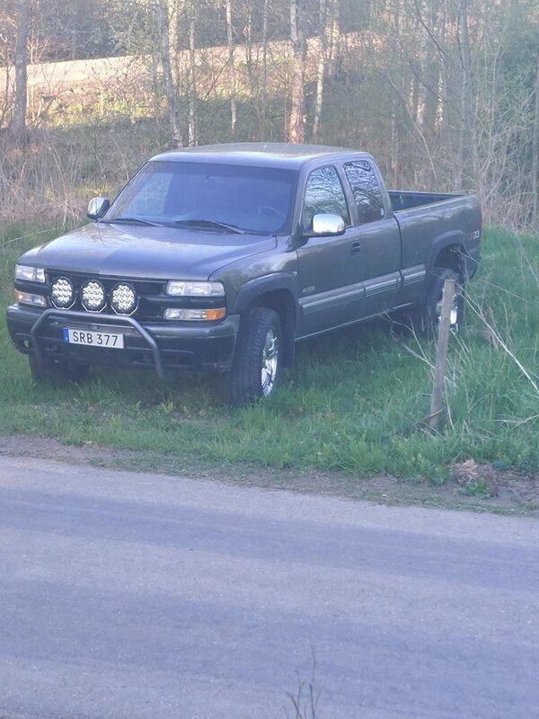 Grå Begagnad 2001 Chevrolet Silverado Sedan | 110 000 kr - Bild 1/4