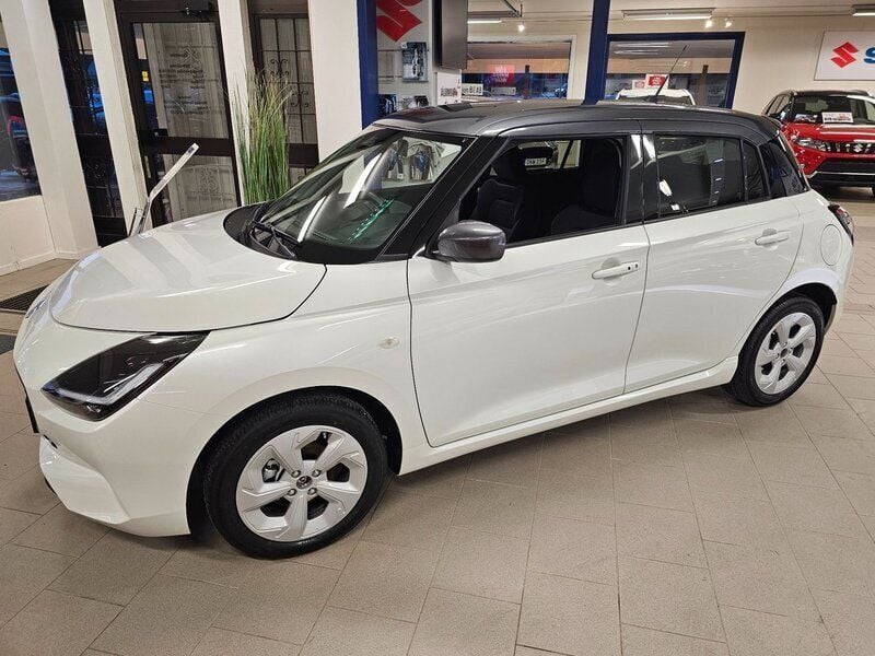 Vit Ny 2024 Suzuki Swift Halvkombi | 252 800 kr (Marknadspris) - Bild 1/4