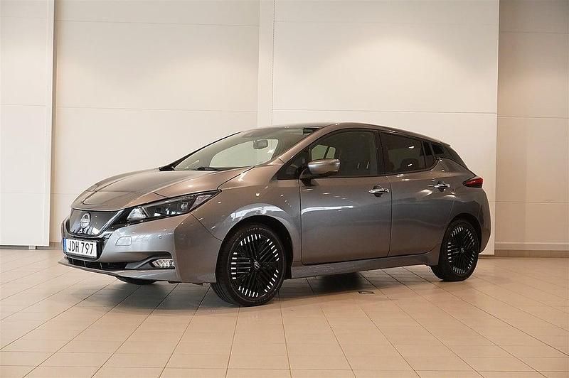 Grå Begagnad 2022 Nissan Leaf N-Connecta Halvkombi | 179 800 kr (Marknadspris) - Bild 1/4