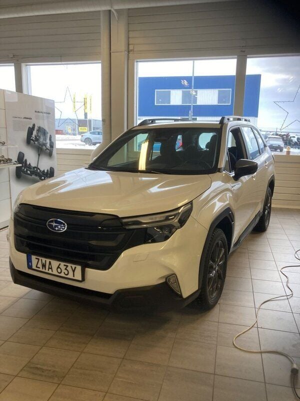 Vit Ny 2024 Subaru Forester SUV | 414 900 kr (Bra pris) - Bild 1/4