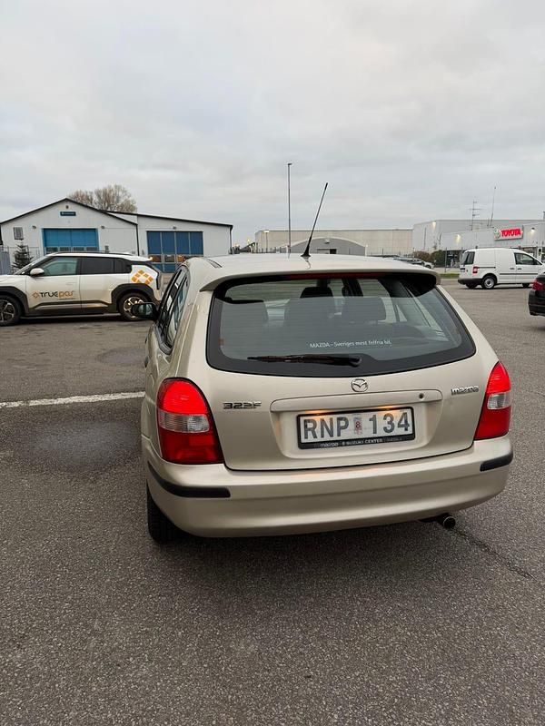 Begagnad Mazda 323F 114 HK (83 kW) 2000 Halvkombi