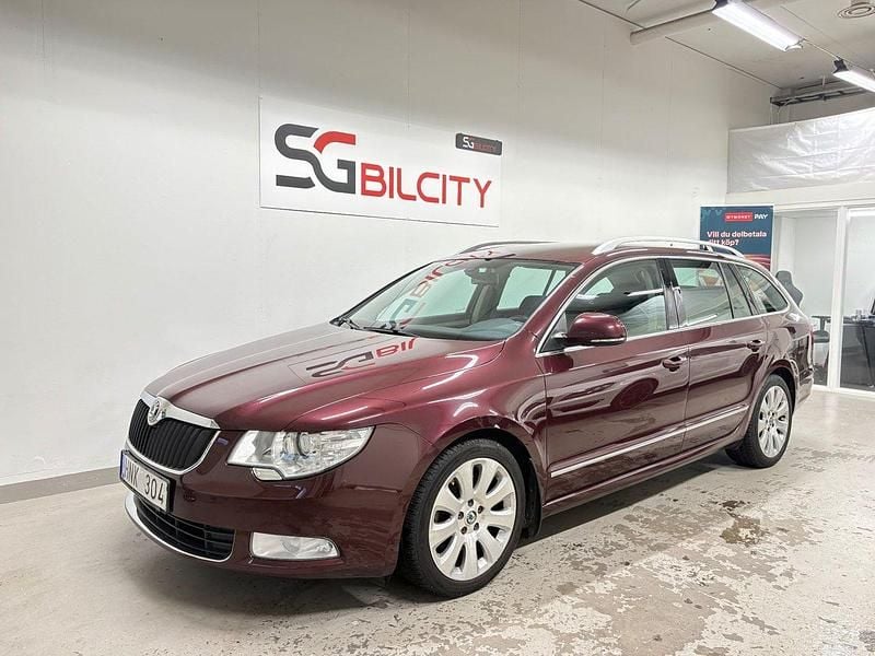 Mörkröd Begagnad 2010 Skoda Superb Elegance Kombi | 59 900 kr (Marknadspris) - Bild 1/4