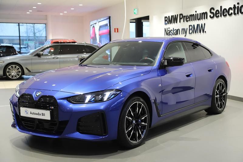 Blå Ny 2026 BMW i4 Comfort Edition Sedan | 749 000 kr (Superpris) - Bild 1/3