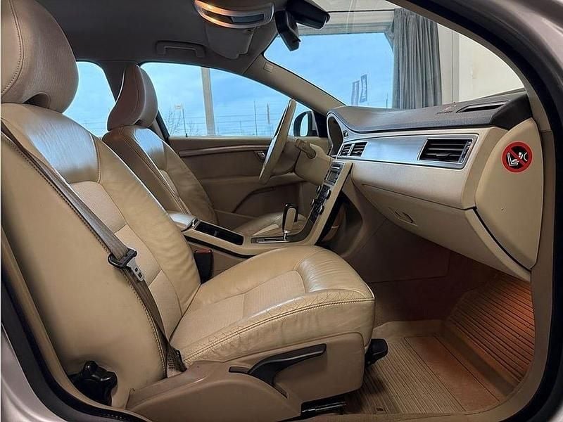 Begagnad Volvo V70 Momentum 163 HK (119 kW) 2008 Grå Kombi