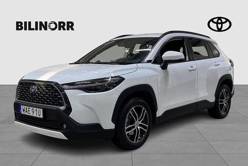 Vit Begagnad 2022 Toyota Corolla Cross Style SUV | 369 900 kr (Marknadspris) - Bild 1/3