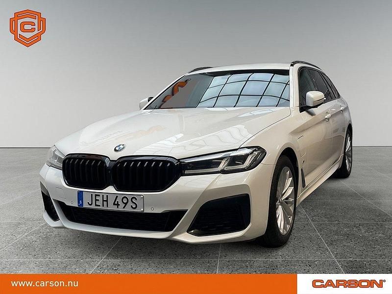 Vit Begagnad 2020 BMW 530e M Sport Kombi | 359 900 kr (Lite dyr) - Bild 1/3