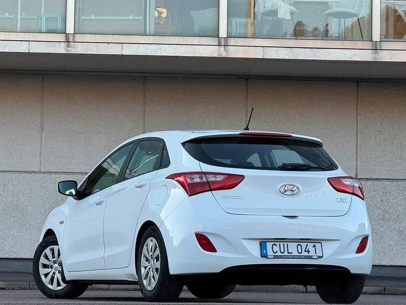 Begagnad Hyundai i30 Select 101 HK (74 kW) 2015 Vit Halvkombi