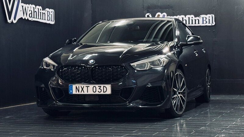 Svart Begagnad 2020 BMW M235 M Sport Sedan | 399 900 kr (Marknadspris) - Bild 1/4