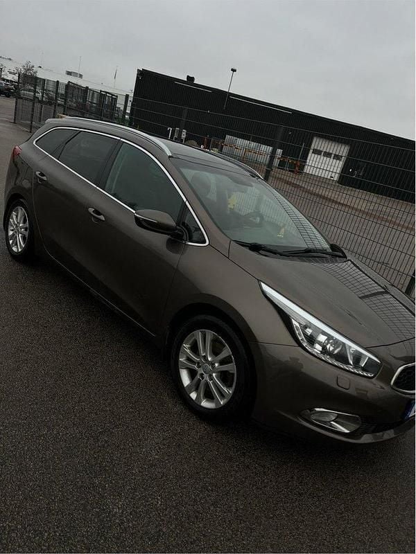 Grön Begagnad 2014 Kia Ceed Kombi | 89 900 kr (Marknadspris) - Bild 1/4