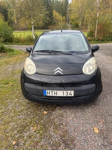 Svart Begagnad 2009 Citroën C1 Halvkombi | 11 000 kr (Marknadspris) - Bild 1/4