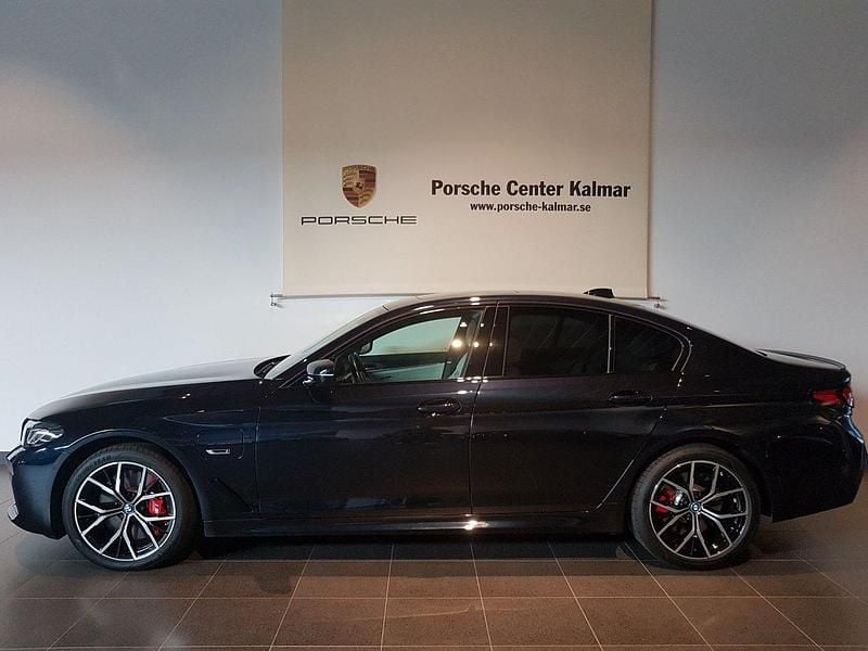 Begagnad 2023 BMW 545e M Sport Sedan | 579 000 kr - Bild 1/4