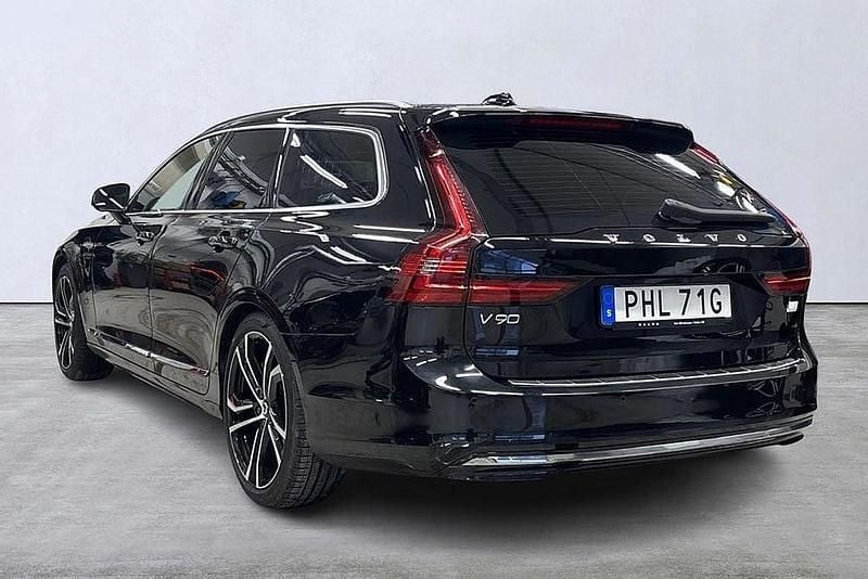Begagnad Volvo V90 Core 253 HK (186 kW) 2023 Svart Kombi