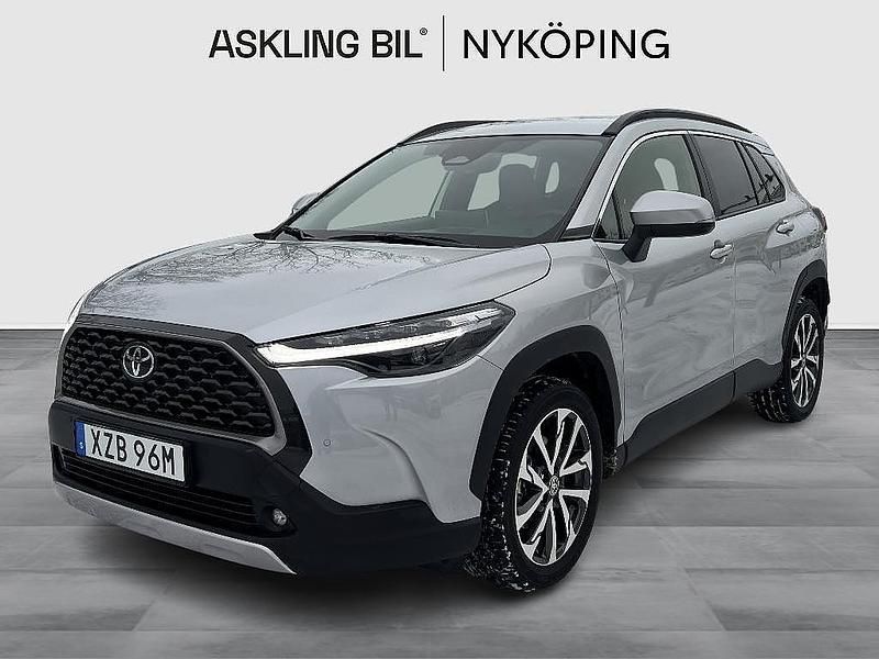 Silver Begagnad 2024 Toyota Corolla Cross Plus SUV | 399 000 kr (Marknadspris) - Bild 1/4