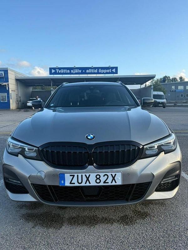 Grå Begagnad 2021 BMW 330e M Sport Kombi | 330 000 kr (Dyr) - Bild 1/4