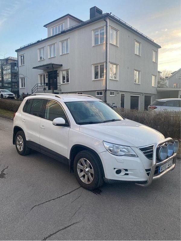 Vit Begagnad 2010 VW Tiguan SUV | 70 000 kr (Superpris) - Bild 1/4