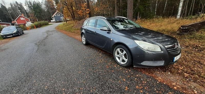 Grå Begagnad 2011 Opel Insignia Edition Kombi | 39 000 kr (Marknadspris) - Bild 1/4