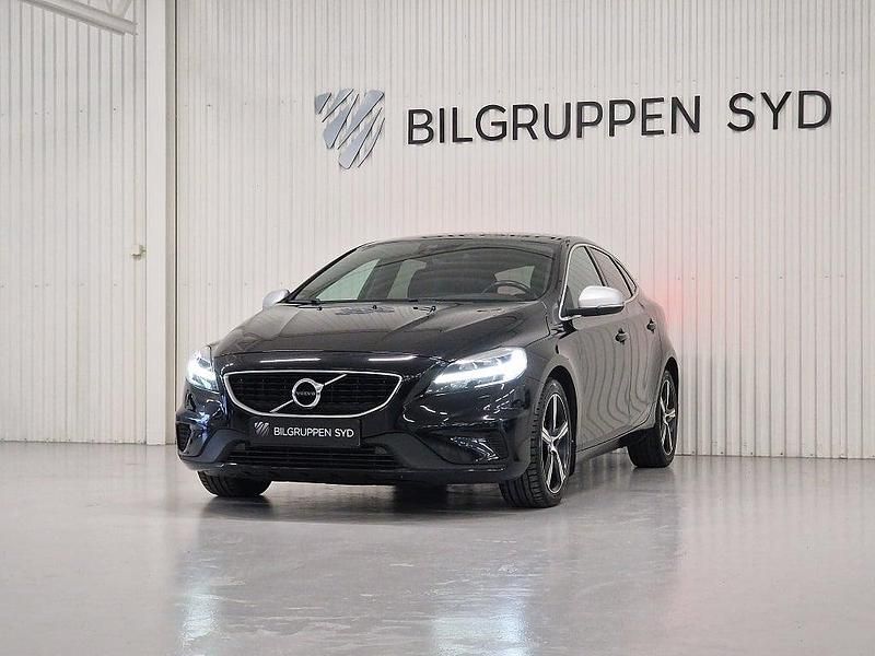 Begagnad Volvo V40 R-Design 120 HK (88 kW) 2017 Svart Halvkombi