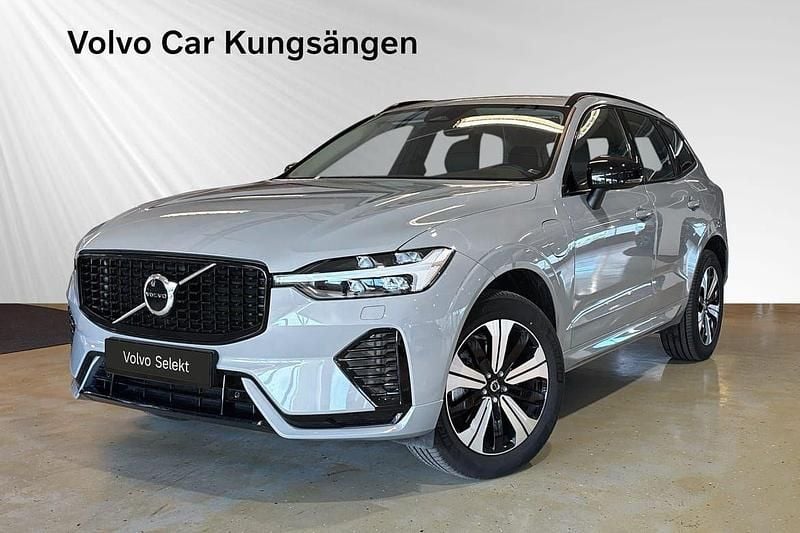 Grå Begagnad 2024 Volvo XC60 Plus SUV | 539 900 kr (Marknadspris) - Bild 1/3