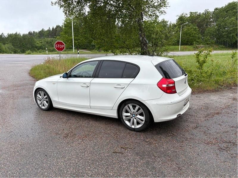 Vit Begagnad 2008 BMW 118 Advantage Halvkombi | 45 000 kr (Marknadspris) - Bild 1/4