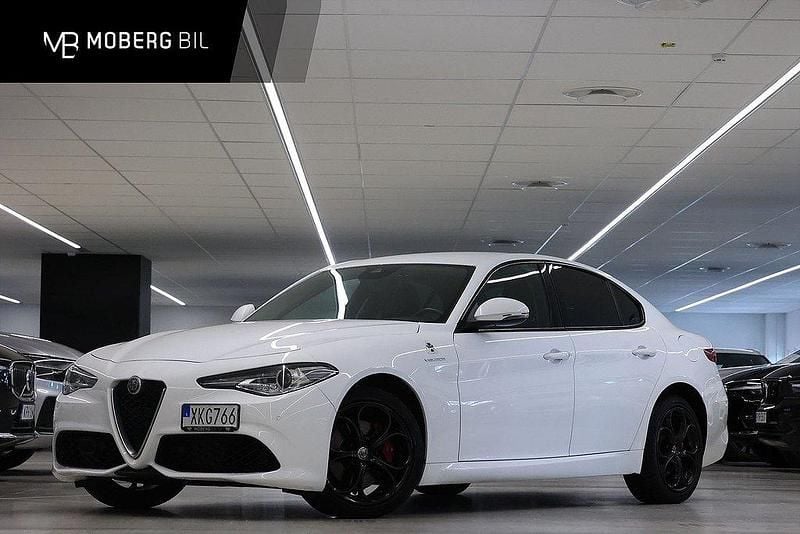 Vit Begagnad 2018 Alfa Romeo Giulia Veloce Sedan | 299 900 kr (Marknadspris) - Bild 1/3