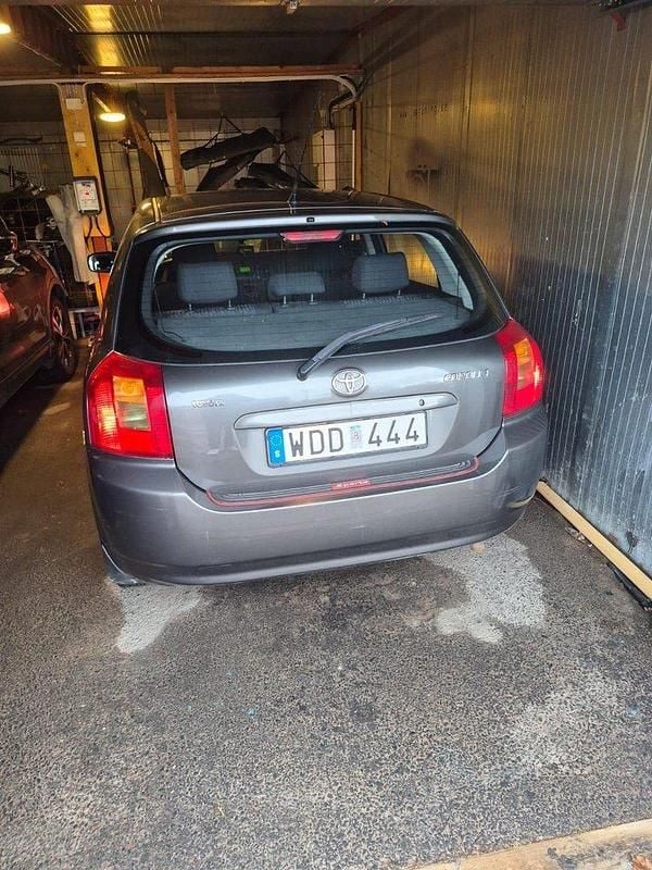 Grå Begagnad 2004 Toyota Corolla Halvkombi | 23 500 kr (Marknadspris) - Bild 1/4