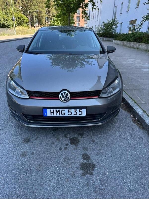 Grå Begagnad 2014 VW Golf VII Halvkombi | 78 000 kr (Bra pris) - Bild 1/4