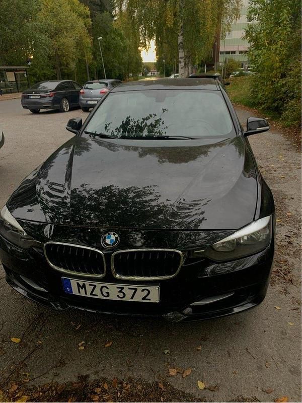 Svart Begagnad 2013 BMW 320 Sport Line Sedan | 100 000 kr (Marknadspris) - Bild 1/4