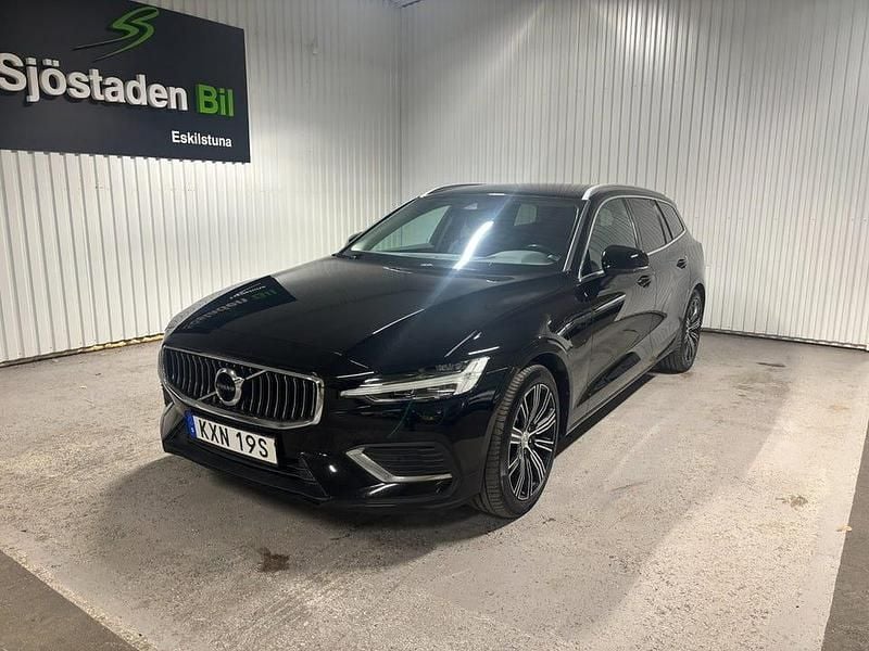 Svart Begagnad 2022 Volvo V60 Kombi | 309 900 kr (Marknadspris) - Bild 1/4
