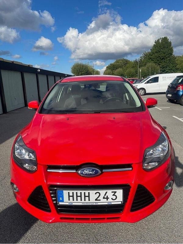 Röd Begagnad 2014 Ford Focus Titanium Kombi | 64 900 kr (Bra pris) - Bild 1/4