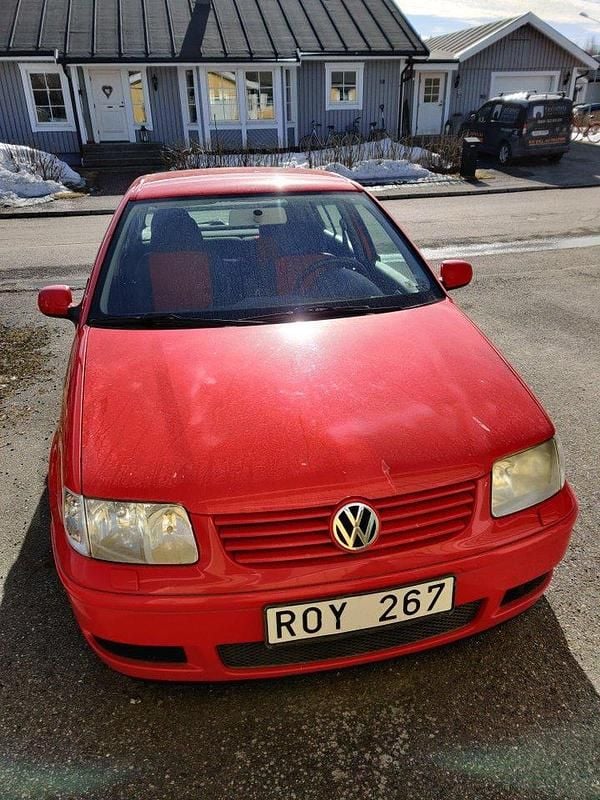 Röd Begagnad 2001 VW Polo Halvkombi | 3 500 kr (Superpris) - Bild 1/4