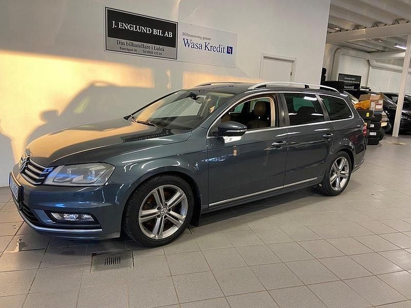 Ljusgrå (grå) Begagnad 2012 VW Passat R-line Kombi | 119 900 kr (Dyr) - Bild 1/4