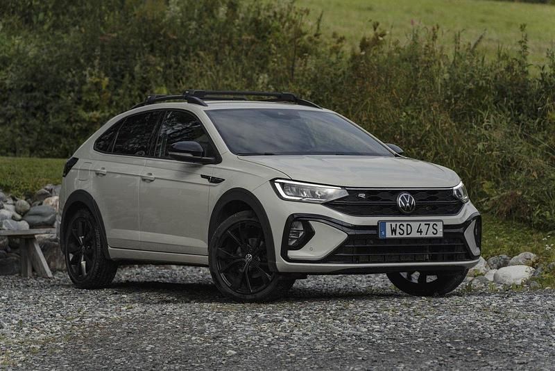 Grå Begagnad 2023 VW Taigo R-line SUV | 219 000 kr (Marknadspris) - Bild 1/4